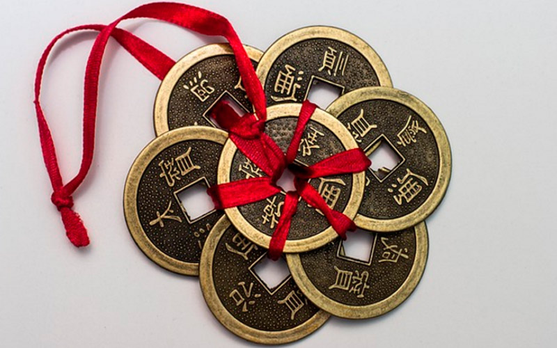 Китайская монета счастья феншуй с красной лентой